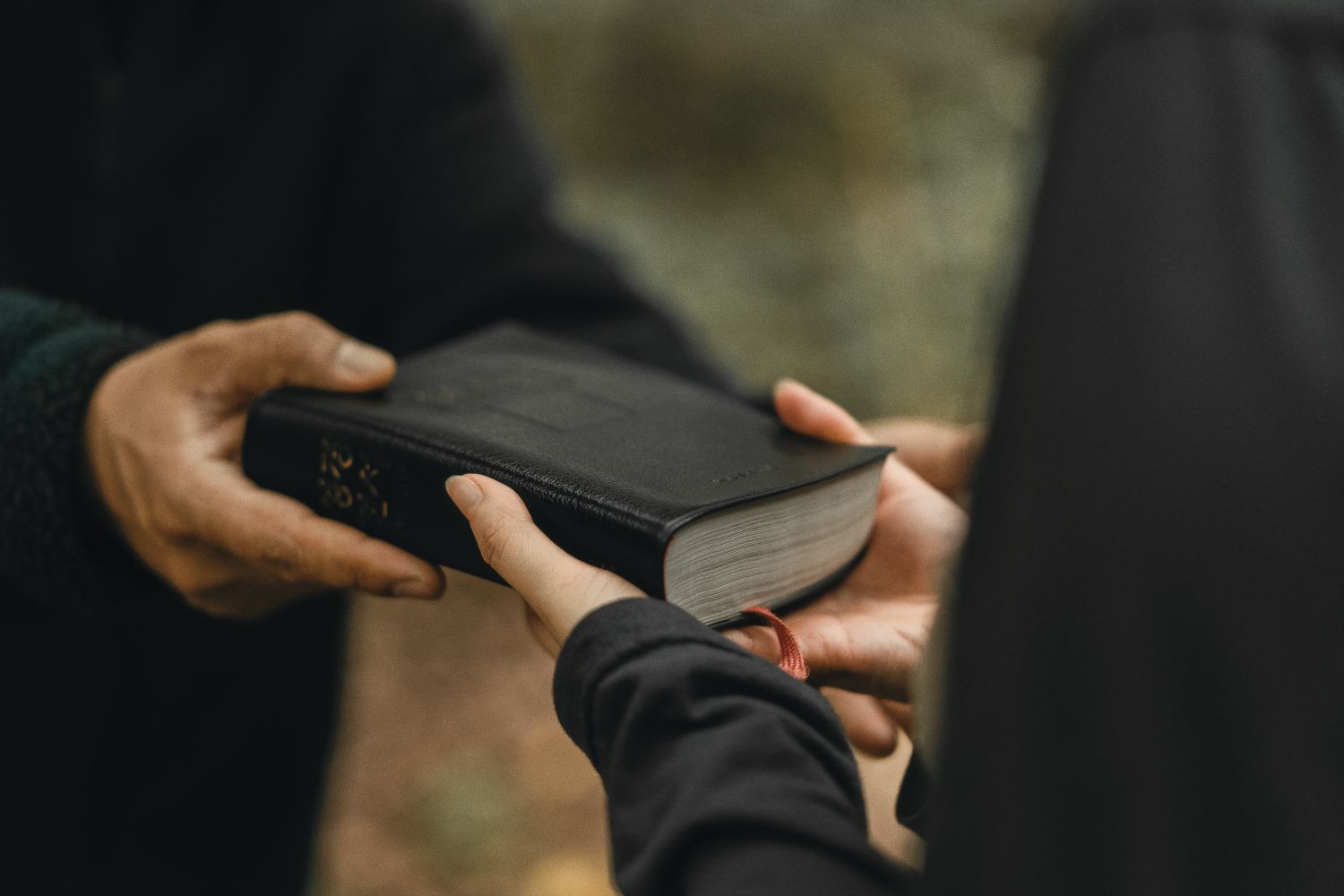 Mladí lidé poslouchají evangelistu v lese. Ilustrace zobrazující tajné shromáždění pronásledovaných křesťanů.