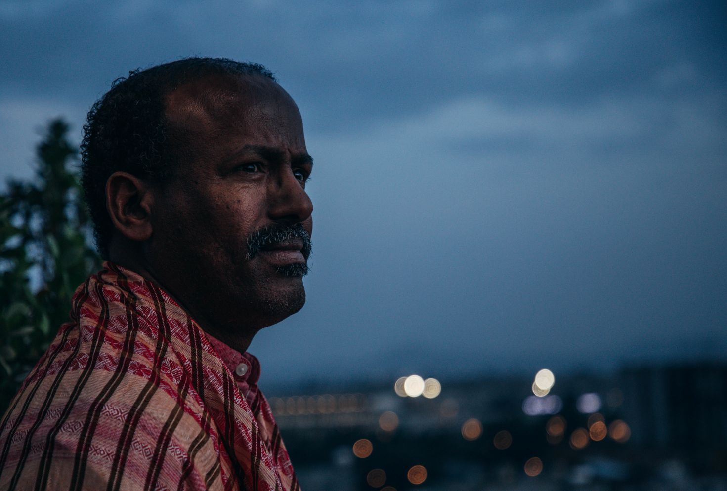 Muž hledící do dálky.