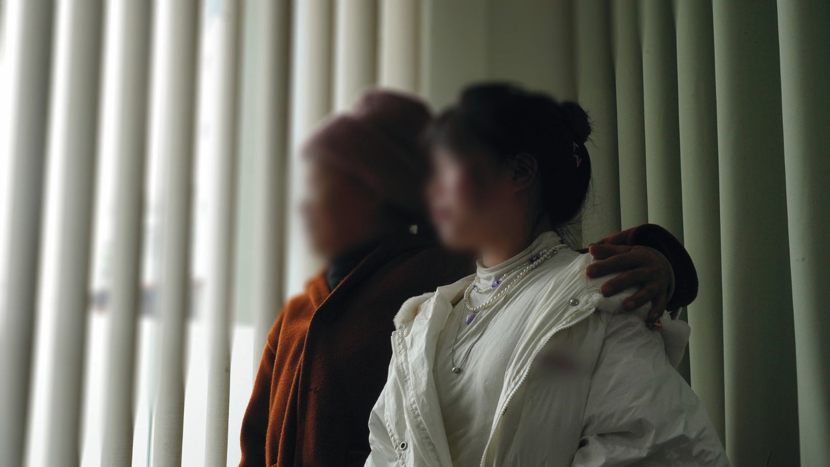 Ngoc a její dcera Mien se dívají z okna.