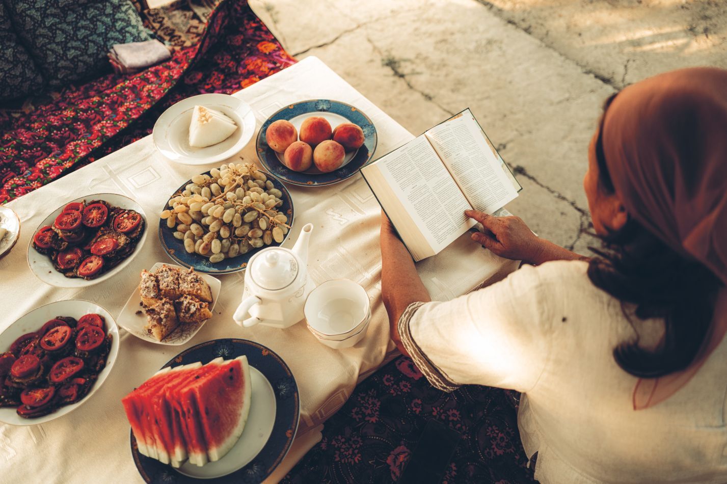 Zaira čte Bibli u stolu.