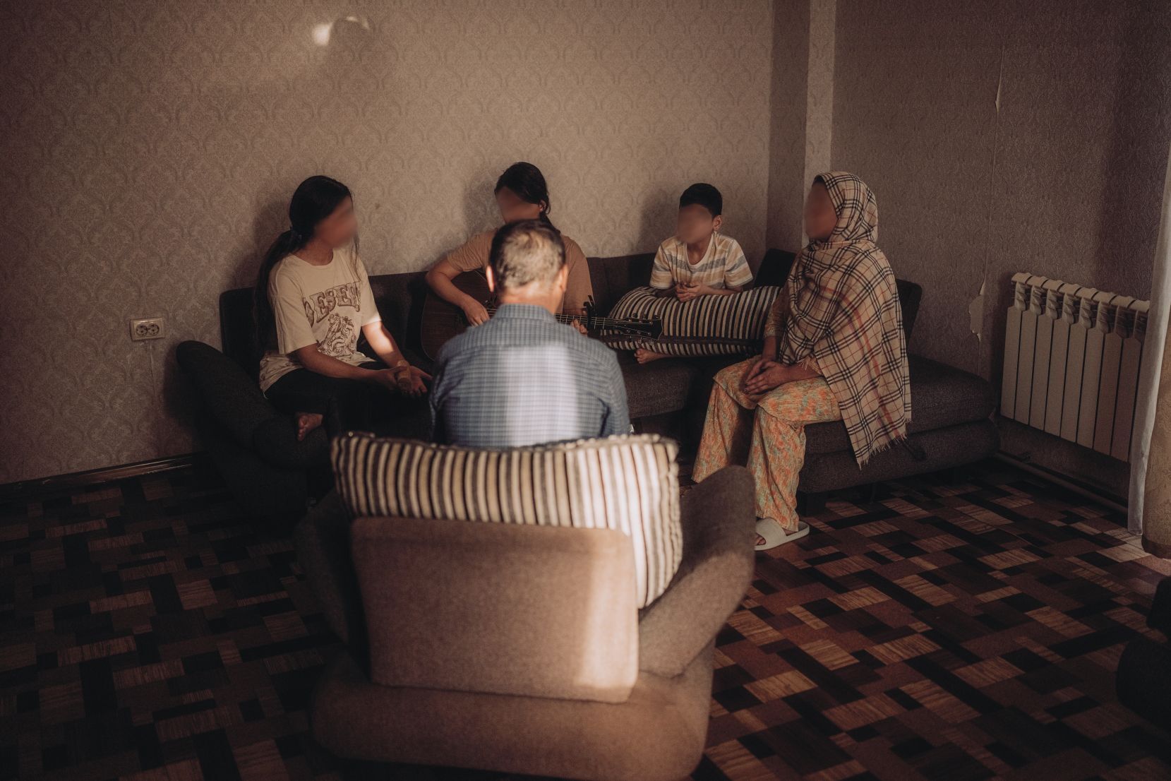 Afghánská rodina společně uctívá Boha.